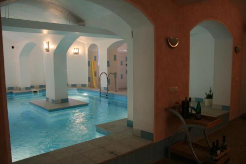 una gran piscina en un edificio con piscina en Villa De Baron, en Dresden