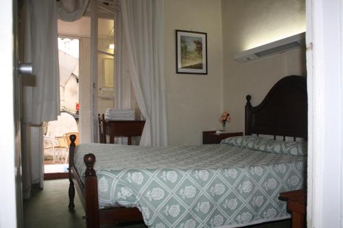 En eller flere senger på et rom på Pensao Residencial Estrela do Mondego
