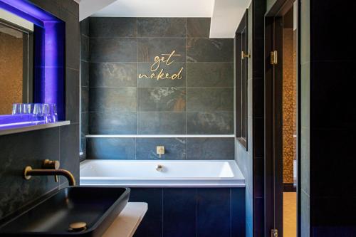 Ein Badezimmer in der Unterkunft The Cranleigh Boutique