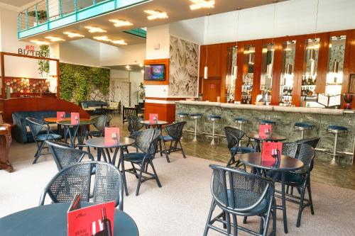 a restaurant with tables and chairs and a bar at MyContinental Bucuresti Gara de Nord in Bucharest