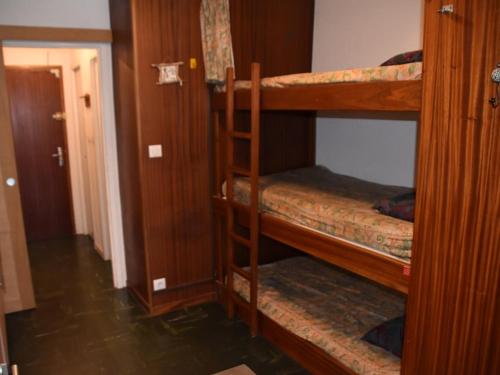 a room with two bunk beds and a hallway at Studio Montgenèvre, 1 pièce, 5 personnes - FR-1-266-128 in Montgenèvre