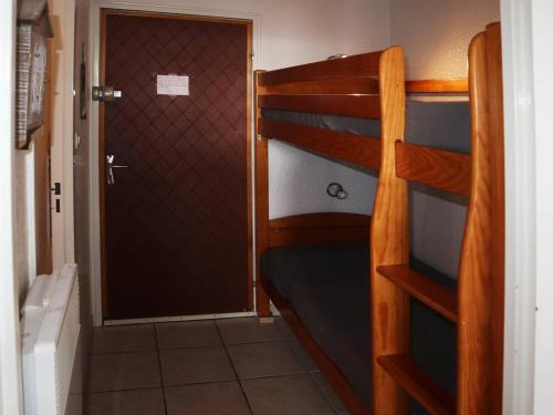 Cette petite chambre comprend des lits superposés et une porte. dans l'établissement Studio confortable pour 4 personnes au centre de la station, Les Orres 1650 - FR-1-322-439, aux Orres