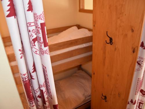 quelques lits superposés dans une chambre dans l'établissement Studio avec Parking, Balcon Sud-Ouest et Équipements Complets - FR-1-266-193, à Montgenèvre