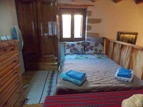 - une chambre avec un lit doté d'oreillers bleus dans l'établissement Traditional Luxury Villa in Fres, à Frés
