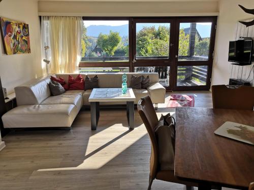 ein Wohnzimmer mit einem Sofa und einem Tisch in der Unterkunft Ferienpark Vorauf in Siegsdorf