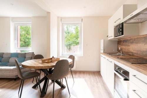 une cuisine et une salle à manger avec une table et des chaises dans l'établissement Gemütlich 2, à Wissembourg