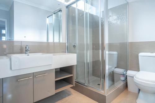 W łazience znajduje się umywalka, prysznic i toaleta. w obiekcie 30 Rich On Richmond Modern Family Home 6 w mieście Perth
