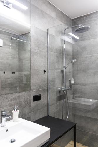 a bathroom with a shower with a sink and a shower at Apartament pod Szyndzielnią Enduro&Ski #nestapartamenty in Bielsko-Biała