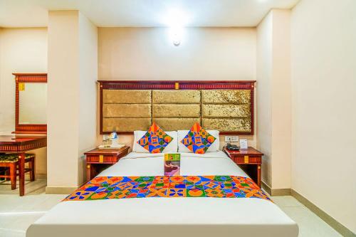 FabHotel Eleven Heights في بوبال: غرفة نوم بسرير كبير وطاولتين