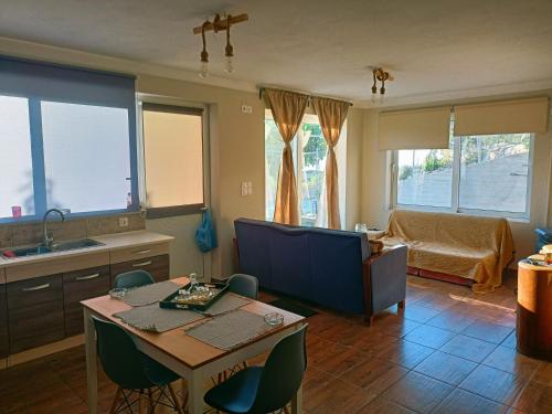 cocina y sala de estar con mesa y sillas en Amazing View, en Kissamos