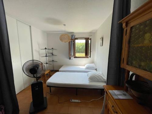 twee bedden in een kamer met een raam bij Appartement Argelès-sur-Mer, 2 pièces, 4 personnes - FR-1-225-683 in Argelès-sur-Mer