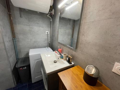 een badkamer met een witte wastafel en een spiegel bij Appartement Argelès-sur-Mer, 2 pièces, 4 personnes - FR-1-225-683 in Argelès-sur-Mer