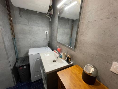 une salle de bain avec un lavabo blanc et un miroir dans l'établissement Appartement 2 pièces avec piscine, tennis, clim, parking privé, proche plage - Argelès-sur-Mer - FR-1-225-683, à Argelès-sur-Mer