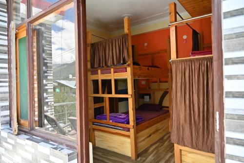 Μία ή περισσότερες κουκέτες σε δωμάτιο στο indian backpackers hostel
