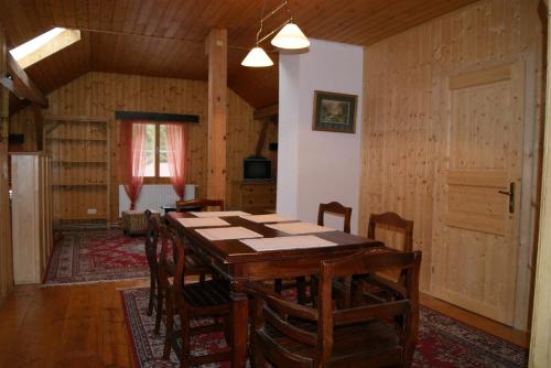 een eetkamer met een houten tafel en stoelen bij Alpenpension in Altaussee