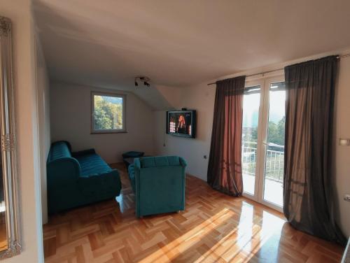 Μια τηλεόραση ή/και κέντρο ψυχαγωγίας στο Apartman-vikendica Mihajlović