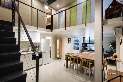 une cuisine et une salle à manger avec une table et un escalier dans l'établissement Puerta de San Juan, à Séville