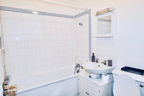 a bathroom with a sink and a tub and a toilet at Spacious 1 Bed Flat in Central Slough in Slough