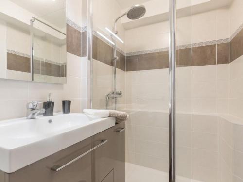 サン・シャフレにあるDuplex 6 pers avec mezzanine et parking à Serre-Chevalier, Saint-Chaffrey - FR-1-330E-27の洗面台とシャワー付きのバスルーム