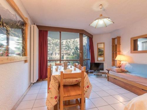 un salon avec une table à manger et une chambre dans l'établissement Appartement au pied des pistes avec jardinet - 2 pièces, 6 pers - Chantemerle, Serre-Chevalier - FR-1-330E-36, à Saint-Chaffrey