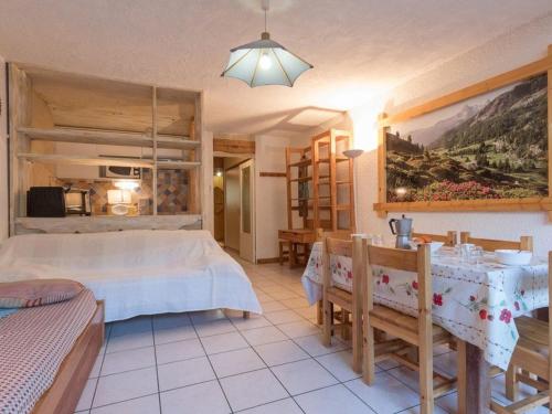 une chambre avec un grand lit et une table et des chaises dans l'établissement Appartement au pied des pistes avec jardinet - 2 pièces, 6 pers - Chantemerle, Serre-Chevalier - FR-1-330E-36, à Saint-Chaffrey