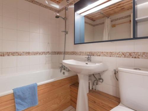 une salle de bain avec un lavabo, des toilettes et un miroir dans l'établissement Appartement au pied des pistes avec jardinet - 2 pièces, 6 pers - Chantemerle, Serre-Chevalier - FR-1-330E-36, à Saint-Chaffrey