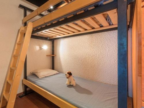 einem Hund, der auf dem unteren Etagenbett sitzt in der Unterkunft Appartement Saint-Chaffrey , 1 pièce, 5 personnes - FR-1-330E-39 in Saint-Chaffrey