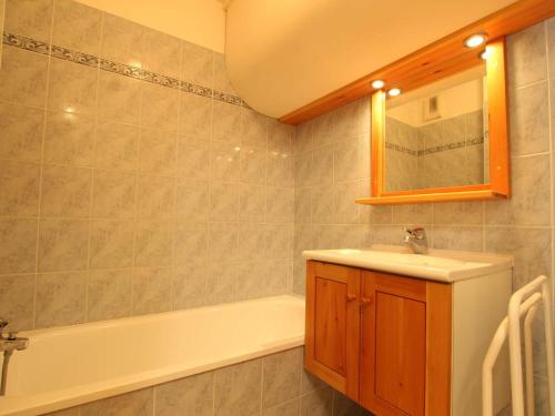 une salle de bain avec un lavabo et une baignoire dans l'établissement Studio lumineux avec terrasse sud. Serres-Chevalier, 4 personnes, équipements complets. - FR-1-330E-57, à Saint-Chaffrey