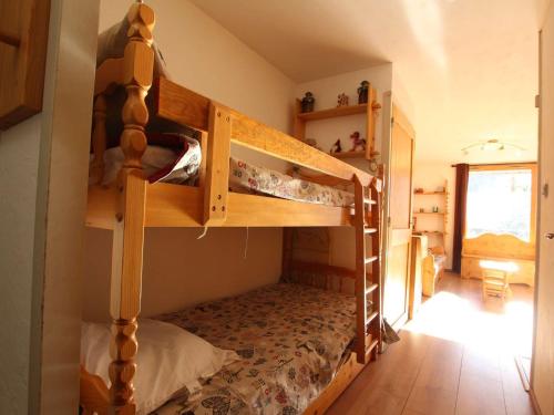 une chambre avec deux lits superposés dans une pièce dans l'établissement Studio cosy à Serre-Chevalier - 4 pers, balcon, proche commerces, casier à ski - FR-1-330E-61, à Saint-Chaffrey