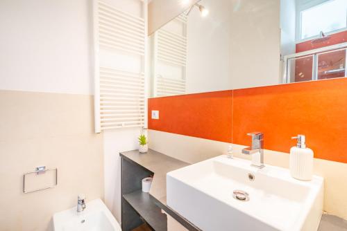 łazienka z umywalką i toaletą w obiekcie Attico Luce e Colori - Terrazza Vista Mare - 5 Bdr w Cagliari