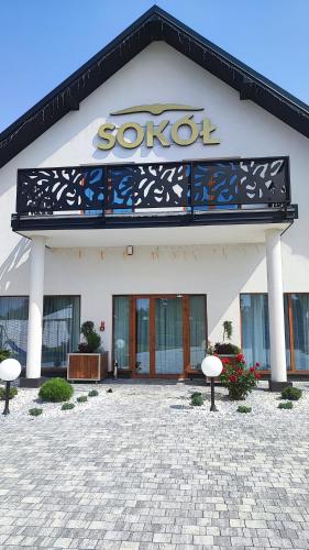 una señal de sokol en la parte delantera de un edificio en SOKÓŁ, en Sobków