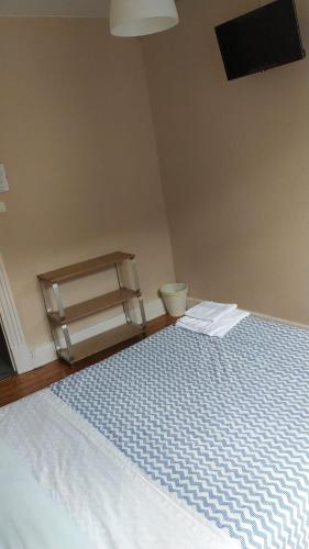 a bedroom with a bed with a blue comforter at Pensión Manoli in Bilbao