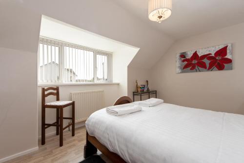 1 dormitorio con 1 cama, 1 silla y 1 ventana en Pine Park, en Ushaw Moor