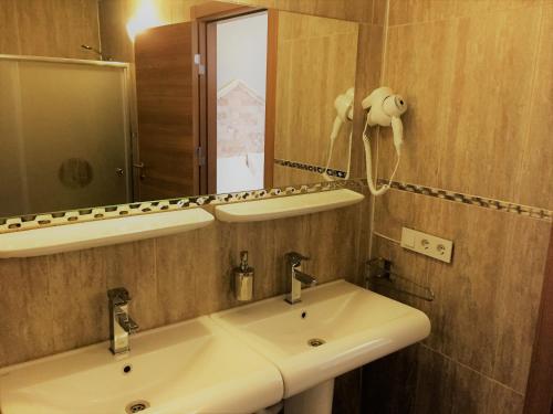 bagno con lavandino e specchio di Grand Park Hotel Corlu a Corlu