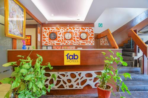 um átrio com escadas e vasos de plantas em FabHotel Grand Raj em Indore