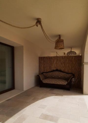 a living room with a couch in the corner at RoccaSeta in Scicli