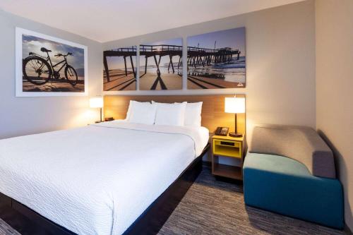 Days Inn by Wyndham Racine/Sturtevantにあるベッド