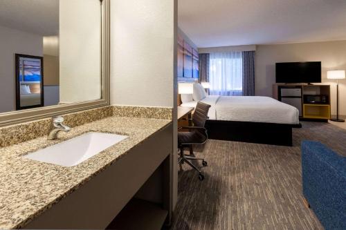 Days Inn by Wyndham Racine/Sturtevantにあるベッド