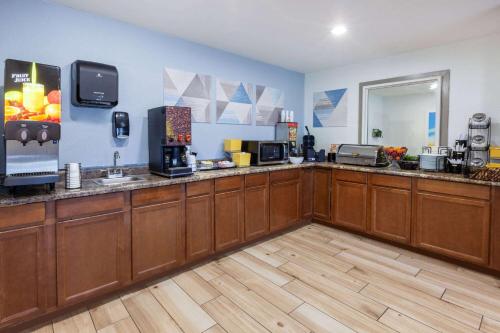 Days Inn by Wyndham Racine/Sturtevantにあるコーヒーまたはお茶