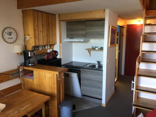 une petite cuisine avec un évier et une cuisinière dans l'établissement Charmettoger : Studio mezzanine 6 pers, proche pistes, balcon S/O, wifi gratuit - FR-1-346-413, à Arc 1800