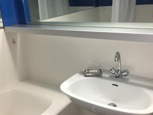 une salle de bain avec un lavabo et un miroir dans l'établissement Charmettoger : Studio mezzanine 6 pers, proche pistes, balcon S/O, wifi gratuit - FR-1-346-413, à Arc 1800