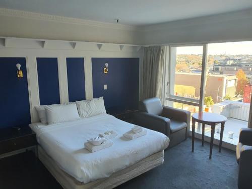 Säng eller sängar i ett rum på Albion Hotel