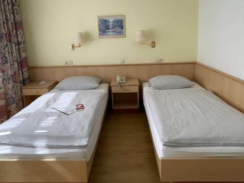 Postel nebo postele na pokoji v ubytování Hotel Rosenheim