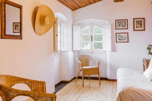 Zimmer mit einem Bett, einem Stuhl und einem Fenster in der Unterkunft Casa Sant'Anna Agriturismo in San Bartolomeo al Mare