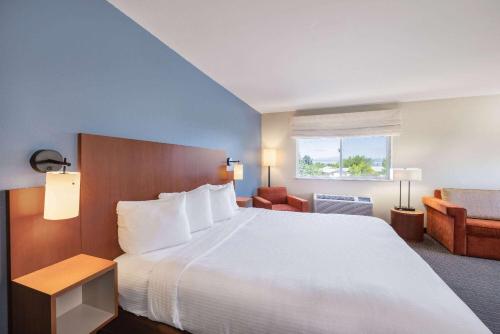 een hotelkamer met een groot bed en een raam bij La Quinta by Wyndham Helena in Helena