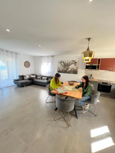 two women sitting at a table in a living room at La Listrella Residence & Spa in Monticello