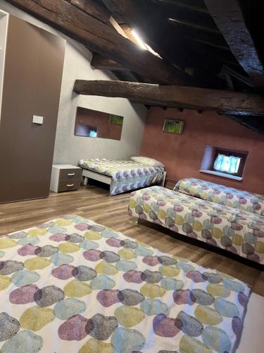 una camera con due letti e un tappeto sul pavimento di B&B tre fiori a Taranta Peligna