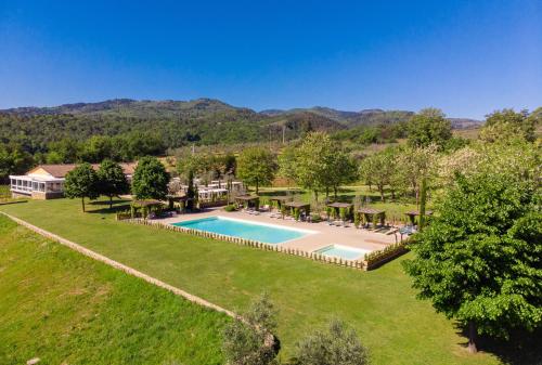 eine Luftansicht auf einen großen Garten mit einem Pool in der Unterkunft Agriturismo Relais Campiglioni in Montevarchi