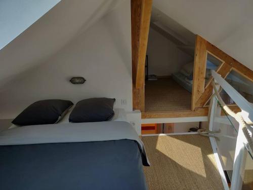 une petite chambre avec un lit et un miroir dans l'établissement La Baleine - Hyper centre, Charme et calme à deux pas de la mer, à Cabourg