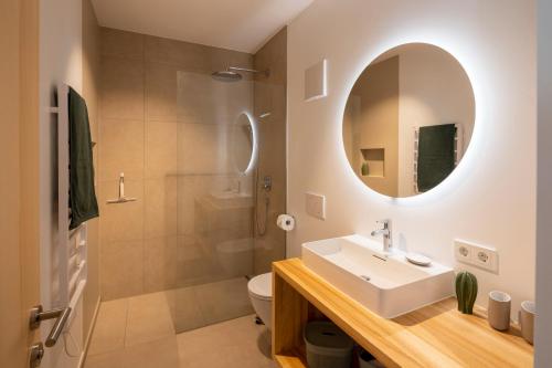 貝曹的住宿－am Greben Apartments eins - zwei - sechs - sieben，一间带水槽、淋浴和镜子的浴室